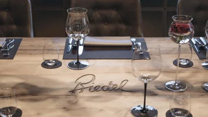 Eleganter gedeckter Tisch mit Riedel Weingläsern und Servietten
