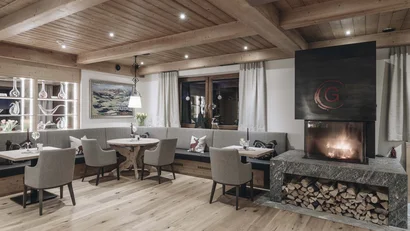 Gemütlicher Wohnbereich mit Kamin, Holzboden und gemütlichen Sitzplätzen