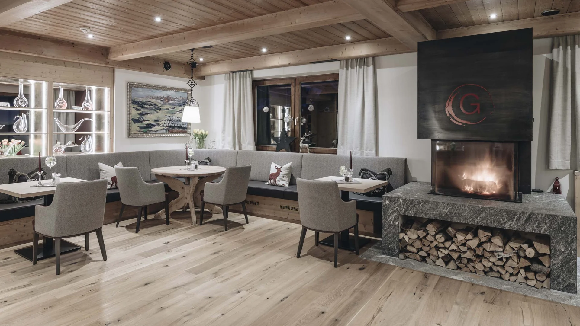 Gemütlicher Wohnbereich mit Kamin, Holzboden und gemütlichen Sitzplätzen