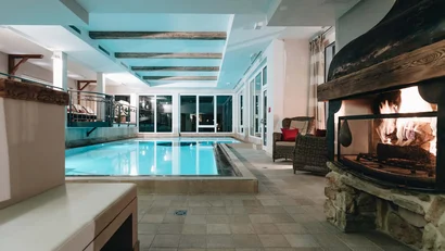 Innenpool mit Kamin und Sitzbereich in einem modernen Gebäude