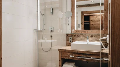 Moderne Badezimmer mit Holzakzenten und Glasdusche